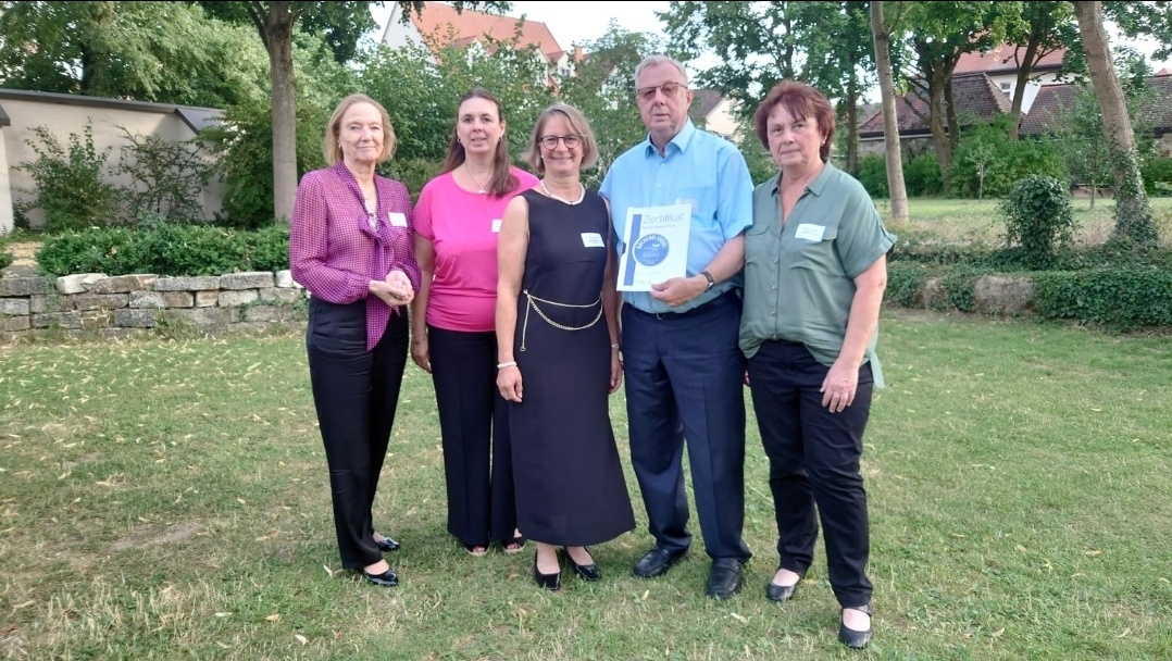Von links nach rechts: 2. Bürgermeisterin S. Sitzmann-Simon, Michaela Schmauser (ehrenamtl. Mitarbeiterin), Melanie Dirauf (Diözesanbibliothekarin), Josef und Angelika Schnapp (Büchereileitung)